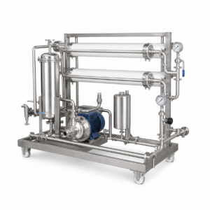 Skid de filtration tangentielle vin 10 hL heure sur fond blanc